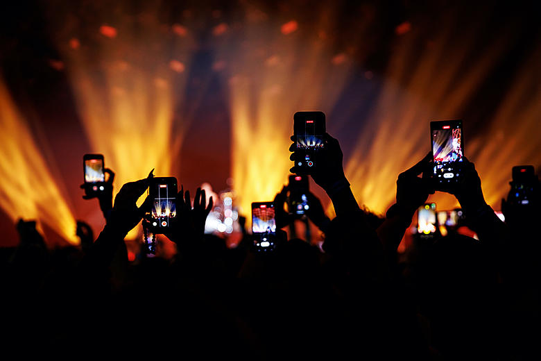 attachment-phones_recording_concert